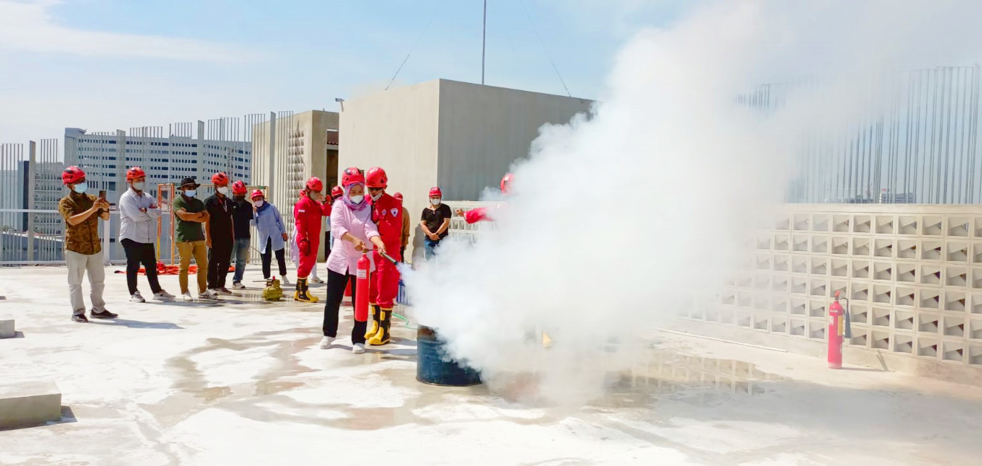 first aid fire training pelatihan kebakaran diklat PMI PMR KSR relawan padang korps Red Cross Indonesia website